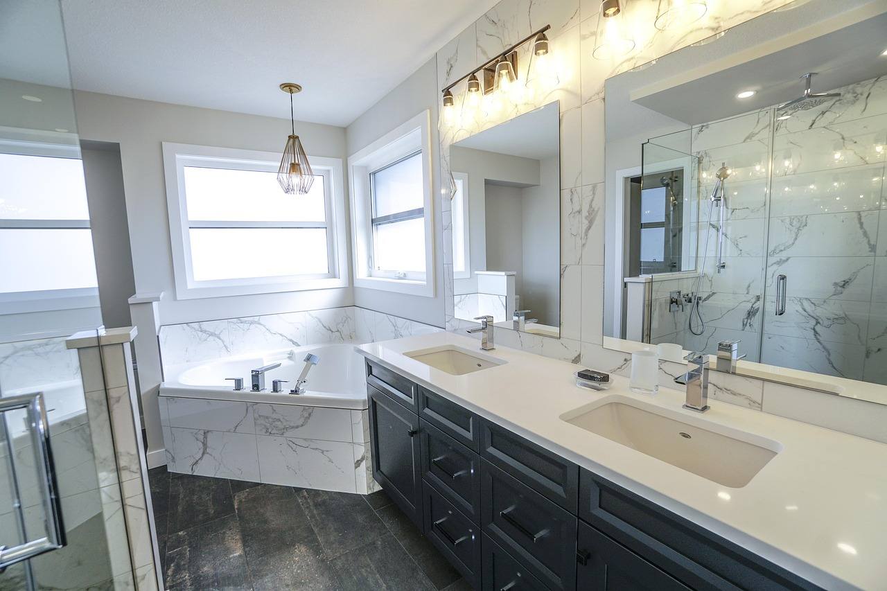 Salle de bain moderne avec baignoire, douche à l'italienne et double vasque
