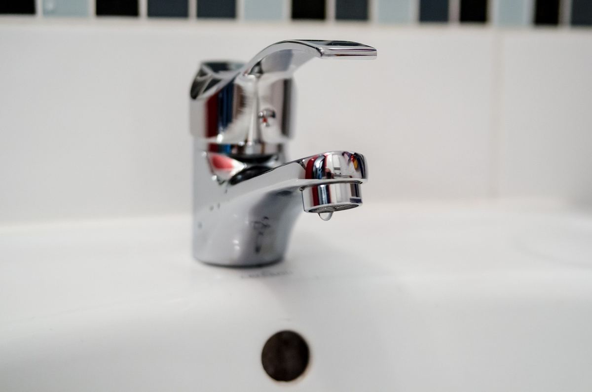 Robinet chromé neuf installé sur un lavabo