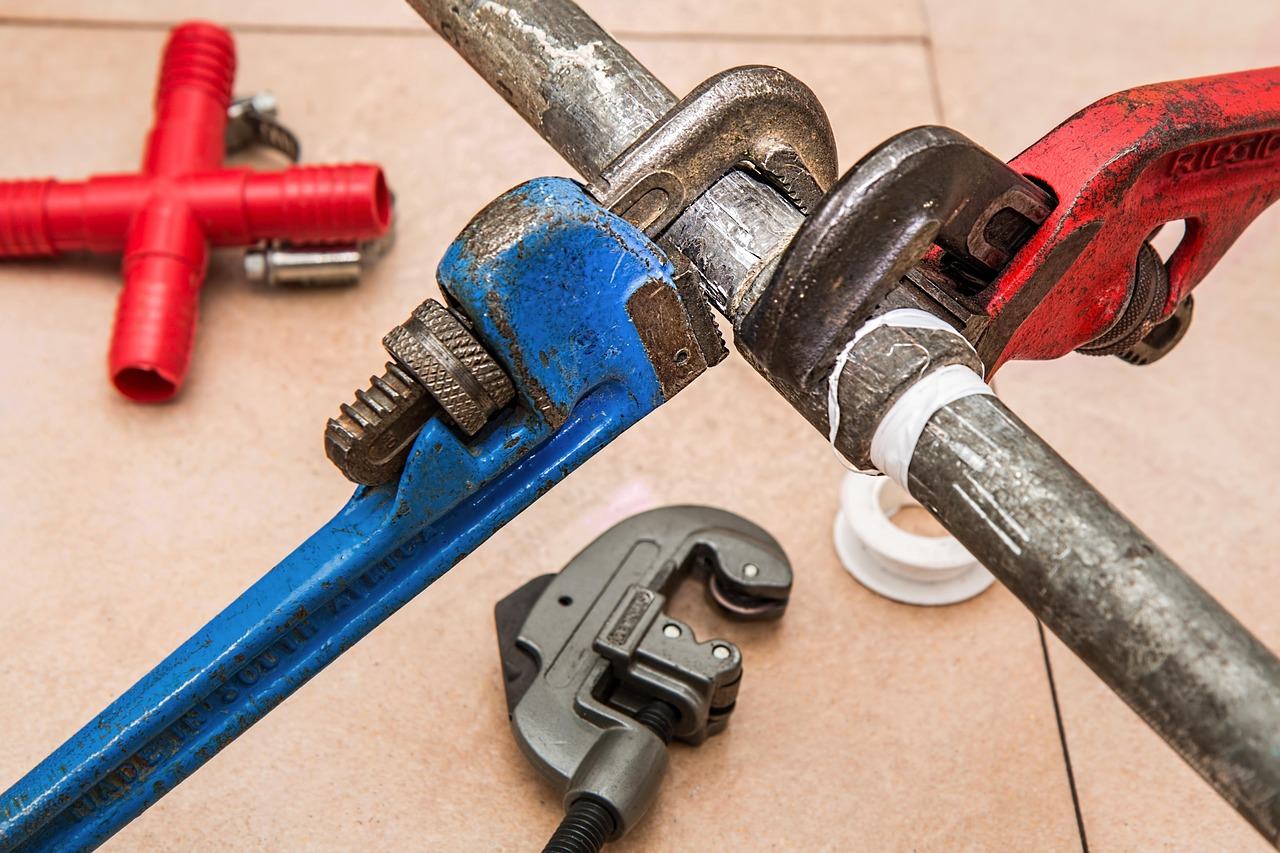Outils de plombier, clés et raccords sur des tuyaux en cuivre